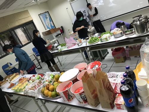 同學布置會場及準備餐點(另開新視窗/jpg檔)圖片