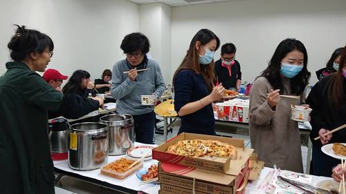 師生共聚一堂用餐(另開新視窗/jpg檔)圖片