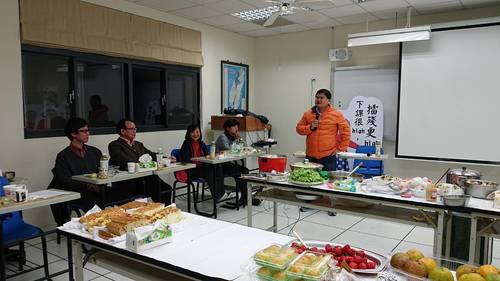 鄭明中所長與同學互動(另開新視窗/jpg檔)圖片