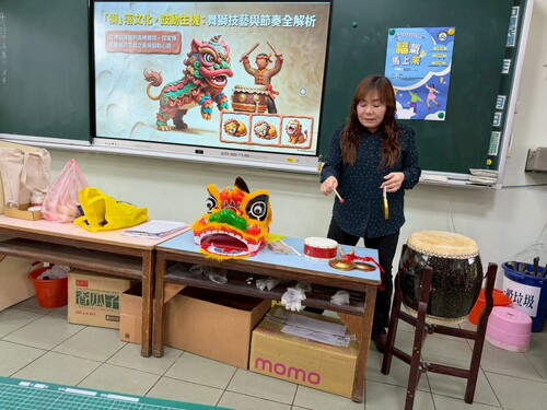 02老師介紹舞獅表演不可或缺的鑼鼓鈸。(另開新視窗/jpg檔)圖片
