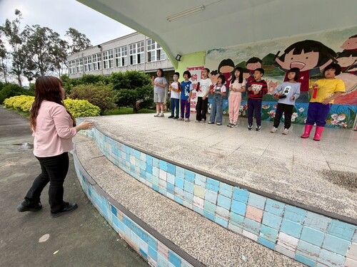 13我們要表演客家棚頭，因為太緊張，還好老師有提詞。(另開新視窗/jpg檔)圖片
