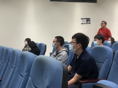 同學專注的聽講(另開新視窗/jpg檔)圖片