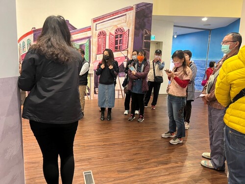 導覽員介紹東南亞的客家特展(另開新視窗/jpg檔)圖片
