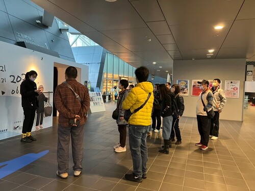 導覽員向同學介紹客家與基督教相遇(另開新視窗/jpg檔)圖片