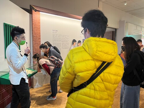 導覽員細心介紹台灣地區的客家發展脈絡(另開新視窗/jpg檔)圖片