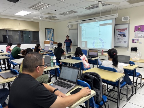 同學依老師解說操作(另開新視窗/jpg檔)圖片