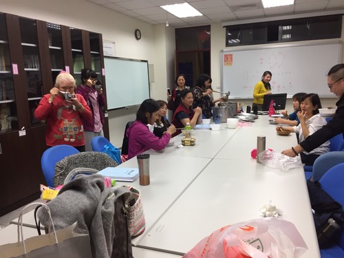 師生互動融洽(另開新視窗/jpg檔)圖片