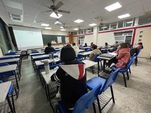同學認真聆聽講師分享經驗(另開新視窗/jpg檔)圖片