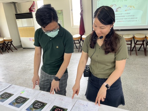講師徐熏娸(右)與本所傅柏維老師(左)(另開新視窗/jpg檔)圖片