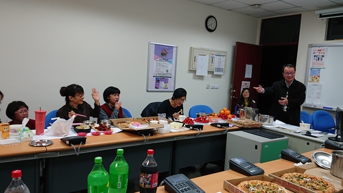 師生互動熱烈(另開新視窗/jpg檔)圖片
