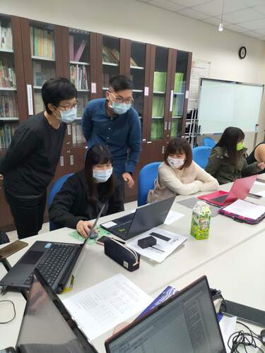 楊鎵民博士和翠松老師一起指導同學(另開新視窗/jpg檔)圖片