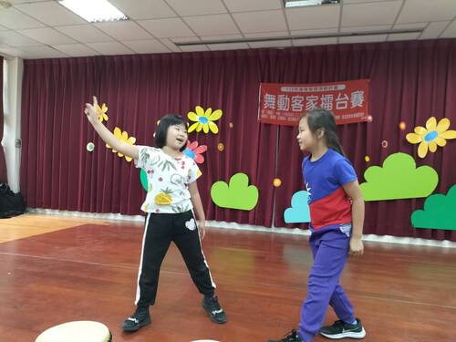 學生表演客語相聲(另開新視窗/jpg檔)圖片