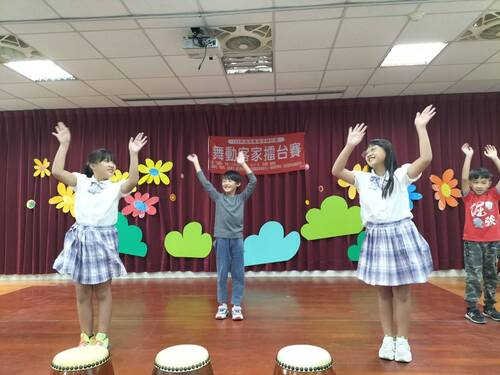學生演唱客家歌(另開新視窗/jpg檔)圖片