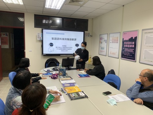 張陳老師與機器人互動(另開新視窗/jpg檔)圖片