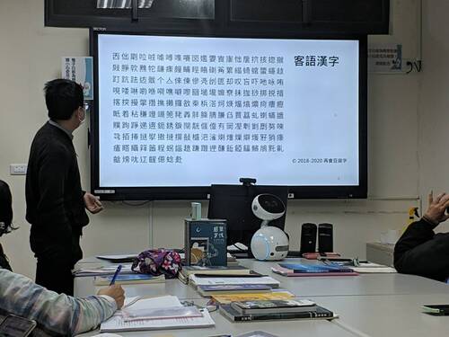 張陳老師認真說明(另開新視窗/jpg檔)圖片