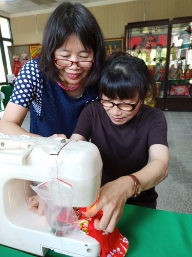 與會同學DIY花布束口袋(另開新視窗/jpg檔)圖片