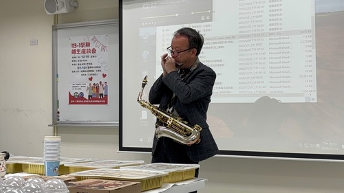 林本炫老師演奏口琴(另開新視窗/jpg檔)圖片