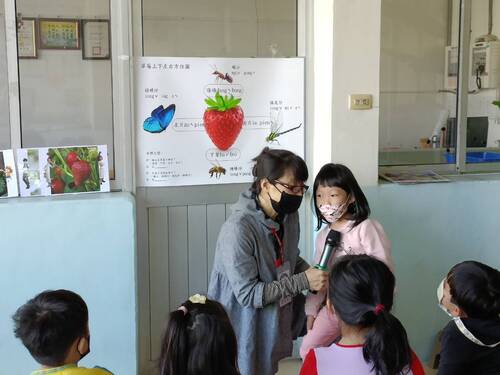 小學童扮演顧客用客語說(另開新視窗/jpg檔)圖片