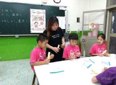 學生認真學習(另開新視窗/jpg檔)圖片