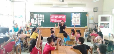 學生討論熱絡(另開新視窗/jpg檔)圖片