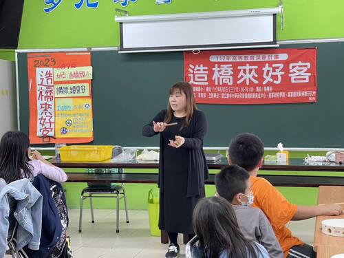 竹板節奏搭配客語唸謠和客家棚頭(另開新視窗/jpg檔)圖片