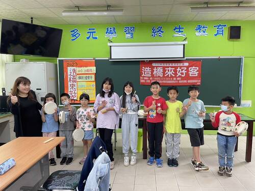 「羊咩咩」鈴鼓演奏和「月光光」竹板表演(另開新視窗/jpg檔)圖片