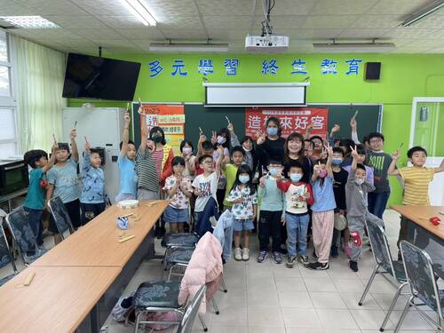 小朋友演出後開心的合影(另開新視窗/jpg檔)圖片