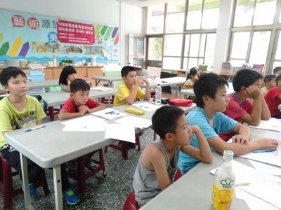 學生認真學習(另開新視窗/jpg檔)圖片