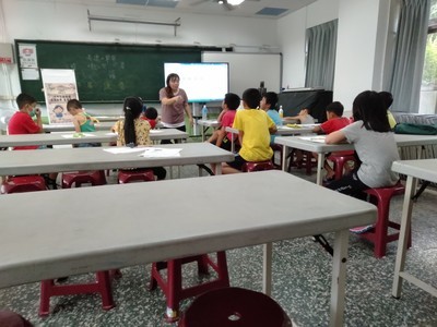 老師認真講解(另開新視窗/jpg檔)圖片