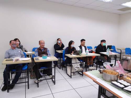 同學們與師長入座(另開新視窗/jpg檔)圖片