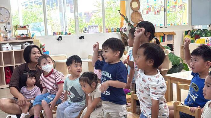 03小朋友踴躍舉手、熱烈互動(另開新視窗/jpg檔)圖片