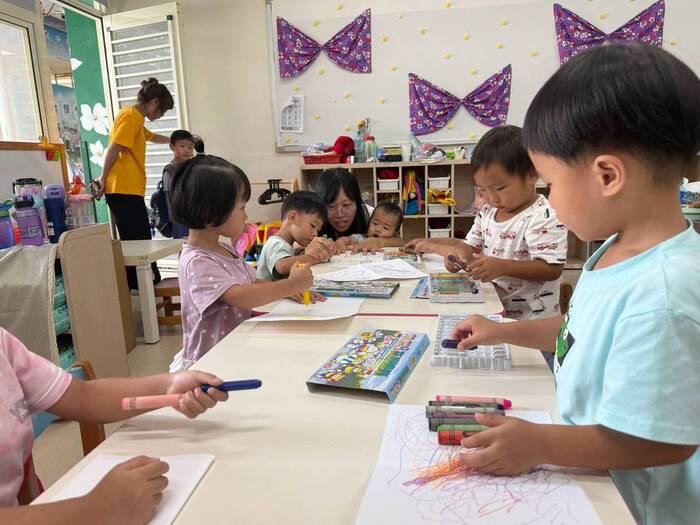 09幼幼班小朋友專注的模樣(另開新視窗/jpg檔)圖片