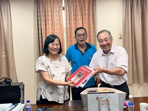 參訪檳城嘉應會館並贈與紀念物(另開新視窗/jpg檔)圖片