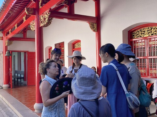 觀音廟中的國際交流(另開新視窗/jpg檔)圖片