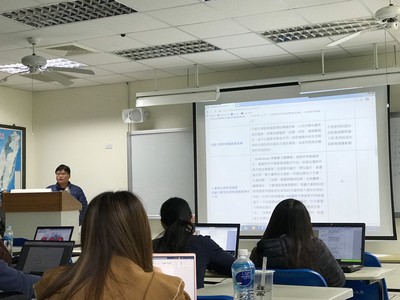 同學認真聽老師講解(另開新視窗/jpg檔)圖片