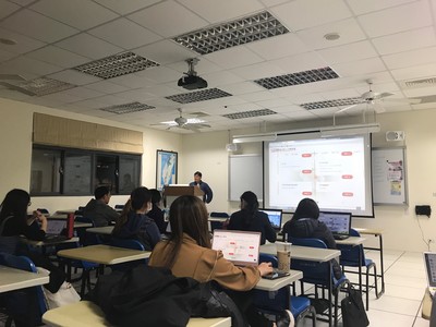 同學認真聽老師講解(另開新視窗/jpg檔)圖片