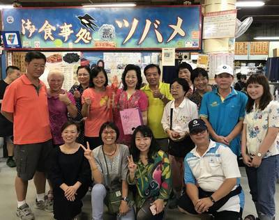 客傳所師生與陳雪貞女士、梅村夫婦合影(另開新視窗/jpg檔)圖片