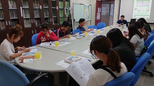 同學認真聆聽1(另開新視窗/jpg檔)圖片