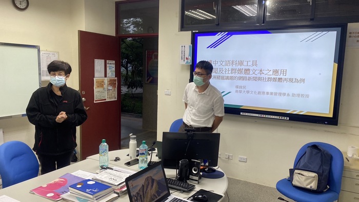 吳翠松(左)老師介紹楊鎵民(右)業師(另開新視窗/jpg檔)圖片