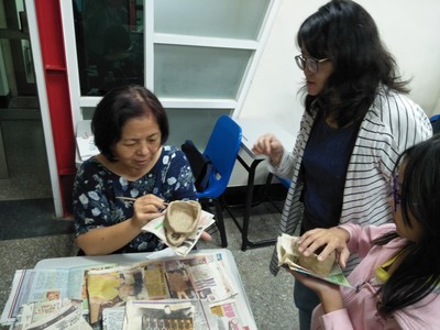 學生認真製作作品(另開新視窗/jpg檔)圖片
