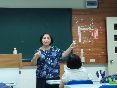 林麗華老師訴說陶與瓷的區別(另開新視窗/jpg檔)圖片