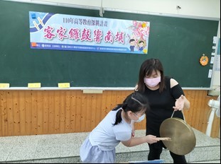 學生敲擊鑼聲(另開新視窗/jpg檔)圖片