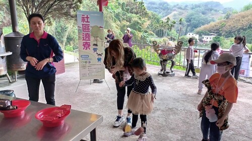 大人細子來擲茭(另開新視窗/jpg檔)圖片