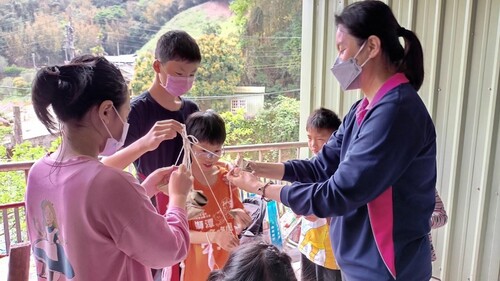 先生教包糖仔粽仔(另開新視窗/jpg檔)圖片