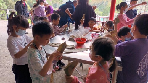 細人仔共下來包糖仔粽仔(另開新視窗/jpg檔)圖片