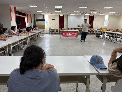 02嘉豪老師示範演出中除了架式、身段，竹版的節奏也可增加效果。(另開新視窗/jpg檔)圖片