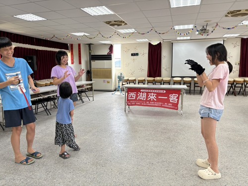 04「大野狼與三隻小豬」說得很開心(另開新視窗/jpg檔)圖片