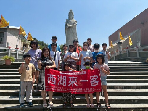 08聽完媽祖治病的故事與莊嚴的媽祖合影(另開新視窗/jpg檔)圖片