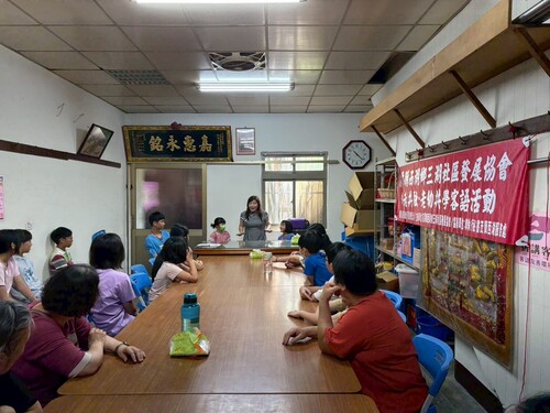 14在地導覽結束後在五龍宮的會議室，小朋友表演客家童謠給長者欣賞(另開新視窗/jpg檔)圖片