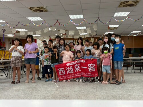 18西湖來一客與小小演出者合影。(另開新視窗/jpg檔)圖片